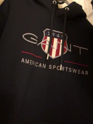 Blå gant hoodie - Helt ny gant shield hoodie aldrig använd kommer med tag pris kan diskuteras ny pris 1600