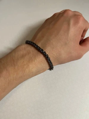 Silverfärgat armband  - Mycket fint skick. I princip oanvänt!