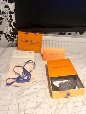 Svart bälte med L spänne - Svart bälte med L spänne med rut mönster