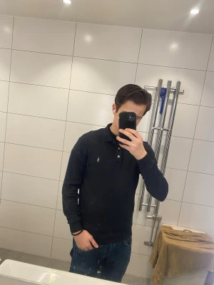Ralph lauren piké - Jag säljer en långärmad piké från ralph lauren som är 100% äkta🤩 || Skick: 9,6/10 ||Storlek: L men sitter som M || Modellen är 178cm🙌 || Tveka inte på att ställa frågor😉