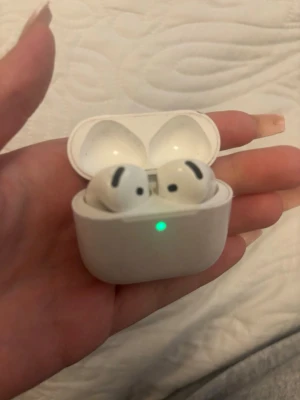 AirPods Pro med box - Säljer ett par helt fungerande AirPods Pro med laddningsetui och box