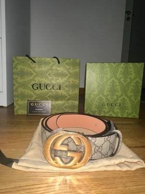  Supreme bälte med guldspänne - Helt oanvänd. Inga tecken på användning. Bästa kvalité. Priser kan diskuteras via DM. Köp nu.