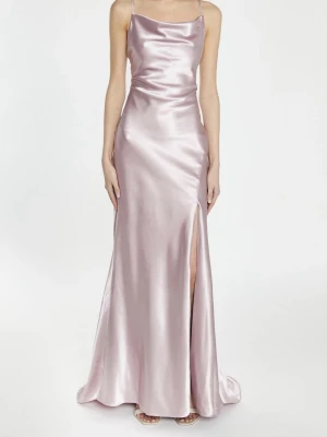 Balklänning 💕 - Säljer min älskade balklänning. Strl 8 = S. Superbra skick (endast använd 1 gång 2024). Har släp från början men uppsydd baktill så den slutar precis vid fötterna. Passar mig perfekt som vanligtvis har S och är 168 cm lång. Ord pris 1399 kr, säljer för 900 kr. Vid frågor om mått eller andra bilder så är det bara att fråga!! 💞💞