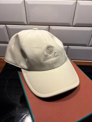 Loro Piana baseball keps  - Köpt för några månader sedan för 4599kr på deras sida, kommer med fysiskt och digitalt kvitto samt låda osv. Mycket bra skick 