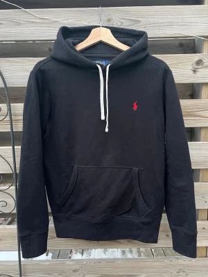 Ralph Lauren Svart Hoodie XS - Riktigt schysst ralph Lauren Hoodie i storlek XS. Mycket fint skick, mjuk och skön. Glömde ta bort dammet innan jag tog bilderna så den är ej smutsig. Hör gärna av er vid funderingar🙌 Perfekt för vintern☃️