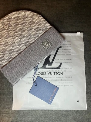 Louis V mössa - Säljer en helt ny Louis V mössa. OG model. Allt på bilden ingår