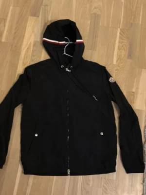 Moncler windbreaker/vindjacka  - Svart vindjacka från Moncler. Nyskick och storlek M men passar också S.