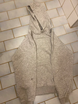 En grå hoodie  - En grå Hoodie från butiken Cubus den passar för många stilar den har storlek M och nästan helt orörd 