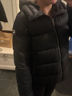 Svart jacka från colmar - Jättesnygg jacka från colmar som knappt är använd. Nypris 6000 men säljer för 3000❤️Pris kan diskuteras vid snabbaffär🫰