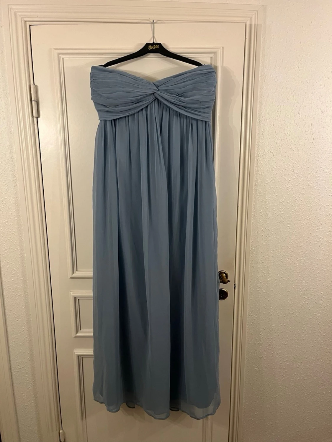 Ljusblå axelbandslös långklänning