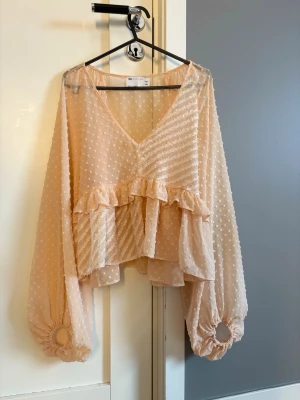 Ljusrosa blus från asos - Ljusrosa blus från asos i storlek 36. Blusen har v-rigning, mycket detaljer och ballongärmar. 
