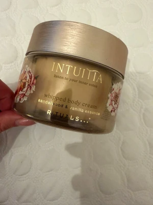 Rituals Intuitta whipped body cream - Limited edition från rituals. Öppnats endast för att testa. Fick i gåva. 