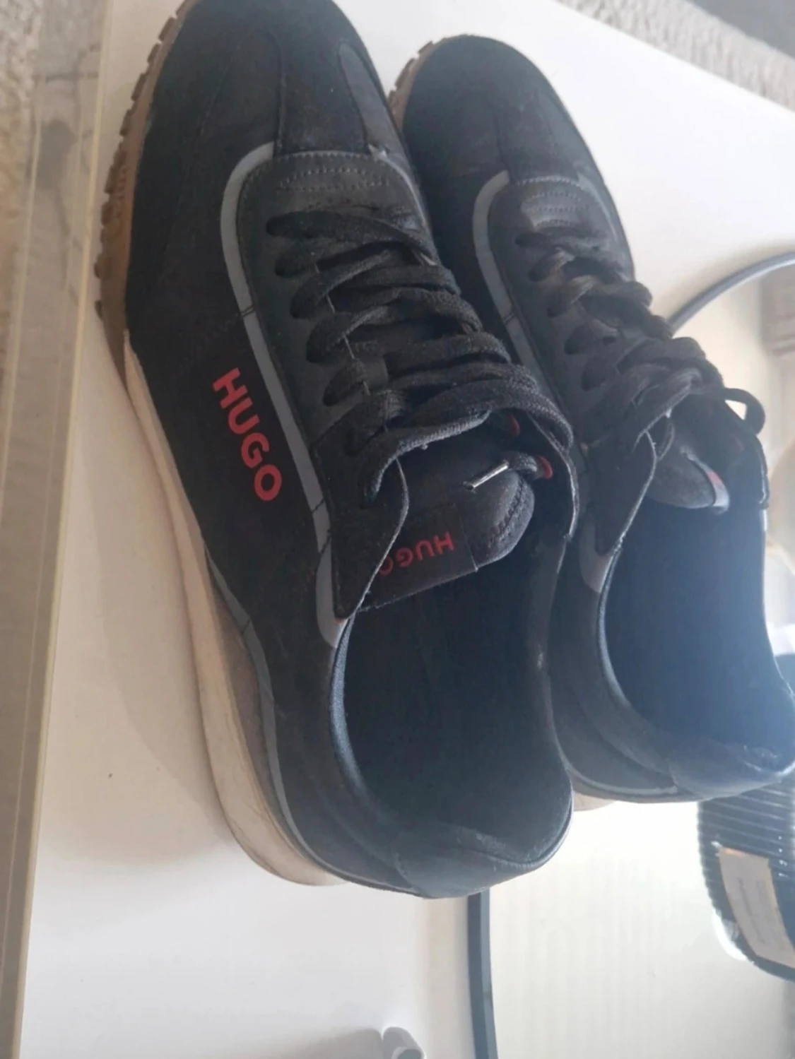 Svarta sneakers från Hugo med röd logga - 1