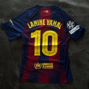 Lamine Yamal Barcelona  - Säljer denna Lamine Yamal tröjan. Den är i storlek Medium och nyskick. Skriv vid frågor eller bilder och prisförslag tas emot