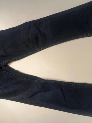 Mörkblå jeans från Nudie Jeans Co - Säljer dessa Nudie Jeans Grim Tim i storlek 27/28 och är i mycket bra skick. Nypris ligger på 1600, hör av dig vid minsta fundering!