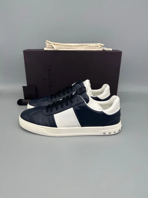 Valentino Flycrew Sneaker Navy - • The shoes have been worn 4–5 times and are in like-new condition  • Size: 44 (fits 44.5–45)  • Color: Navy  • Retail price: ~5000 SEK (no longer in production)  • Box, dustbag, new laces & valentino card