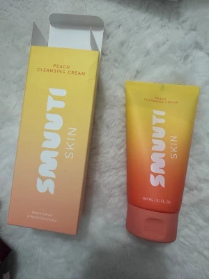 Smuuti Skin Peach Cleansing Cream - Fräsch rengöringskräm med persikodoft från Smuuti Skin. Tuben är snyggt designad i en gradient från gul till orange och innehåller 150 ml. Innehåller persikextrakt och ceramider som ger huden en mjuk och ren känsla.