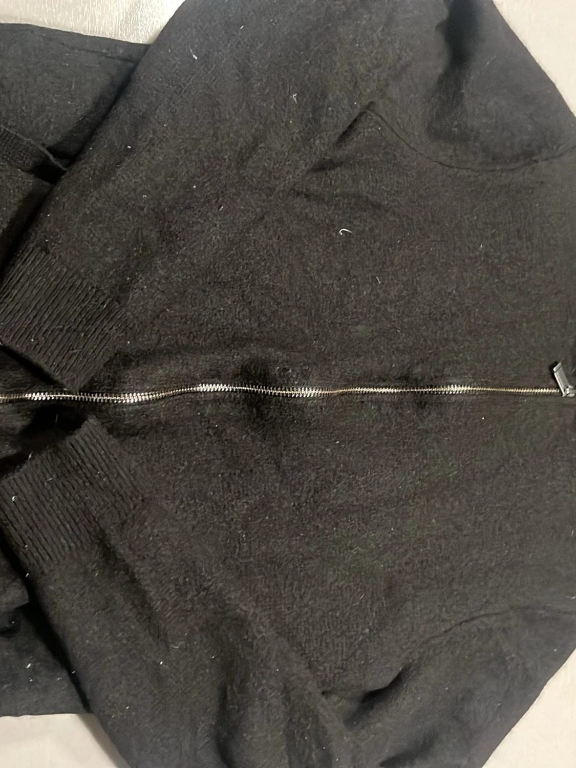 Svart stickad kofta med dragkedja