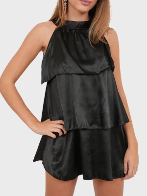 Svart ärmlös satin klänning - Supersnygg svart kortklänning i satin med volanglager och hög hals. Klänningen är ärmlös och har en lös passform. Nyskick oanvänd med prislapp kvar, nypris 659kr. 