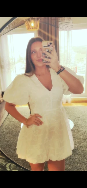 student klänning - super fin student klänning, helt ny endast testad!👩‍🎓💙💛nypris 900 mitt pris 800kr