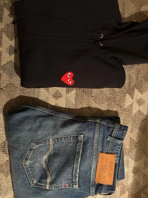 Replay blå jeans + CDG hoodie - Säljer ett par snygga blå jeans från Replay och en Comme des garcons Play hoodie