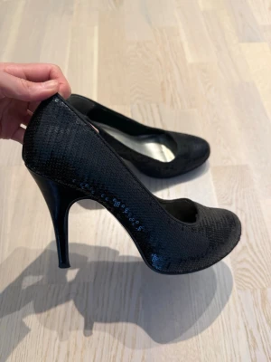 Svarta paljettpumps från Tamaris - I gott skick