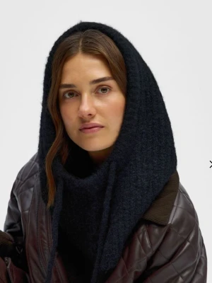 Svart stickad balaclava! - Skickar i förpackning och samma påse som den kom i. Köpte två från början, men behåller endast den andra. Jättefin och skön verkligen, men har inget behov av två st. Från Object i onesize. Svår att få tag i då många är slutsålda eller inte sitter på samma sätt.