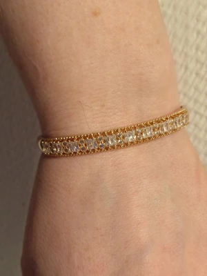 Armband med glittrande stenar - Armband med guldtonad bas och rektangulära klara stenar från xuping