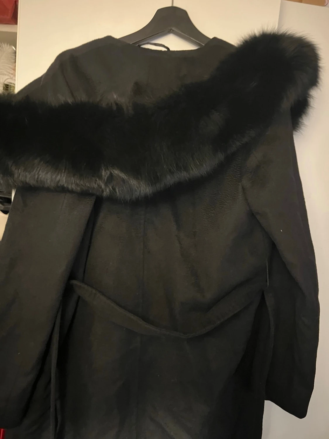 Svart kappa med päls och bälte - 1