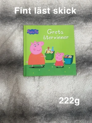Greta återvinner - Följ med Greta Gris och hennes familj när de lär sig om återvinning på ett roligt och enkelt sätt! Perfekt för unga läsare som gillar färgglada bilder och vill veta mer om miljön. Boken är lättläst och inspirerar till att ta hand om vår planet.🌸 Fint läst skick. Lite ”repor” på omslag.