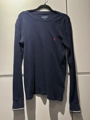 Mörkblå långärmad tröja Polo Ralph Lauren - Säljer en mörkblå långärmad tröja från Polo Ralph Lauren i storlek S. 