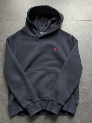 Ralph Lauren hoodie  - Nästan helt ny. 0 defekter. Passar inte mig  tyvärr 