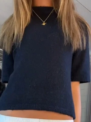 Stickad mörkblå tshirt  - Säljer en mörkblå stickad tshirt i storlek xs från gina tricot. Den är använd fåtal gånger och säljer då den tyvärr inte kommer till användning längre. Pris kan diskuteras🩷