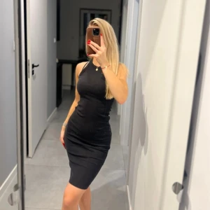 Supersnygg svart tight kortklänning - Säljer en svart, tight och ärmlös klänning med rund halsringning. Klänningen har en enkel och stilren design som framhäver figuren. Perfekt för dig som gillar minimalistisk stil och vill ha något som alltid funkar. Som ny använd en eller två gånger, skickar samma dag, köp med fördel bundles för rea och lägre fraktkostnad