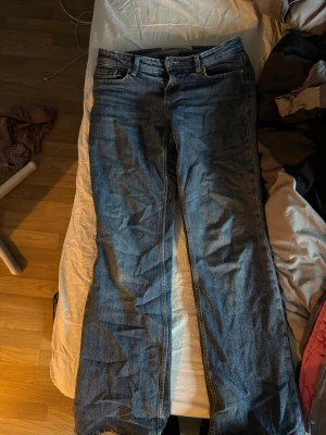 Blå jeans från Bershka, midwaist - Lågmidjade jeans från bershka 