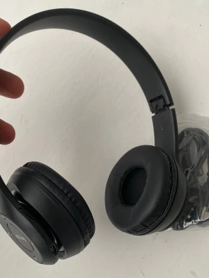 OBright OnEar Wireless Headphones - Funkar för alla mobiltelefoner genom Bluetooth. Trådlösa OnEar-hörlurar från Bright med mikrofon, FM-radio, 10 timmars speltid och 200 timmars standby. Stöd för 3,5 mm anslutning och micro SD-kort. USB-laddningskabel medföljer. Hörlurarna är i nyskick.