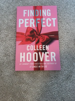 Finding Perfect - Colleen Hoover  - En hjärtevärmande novella av Colleen Hoover, perfekt för dig som älskar känslosamma berättelser om vänskap, relationer och att hitta svar på livets stora frågor. Del av den populära Hopeless-serien, med karaktärer som unga vuxna kan relatera till.
