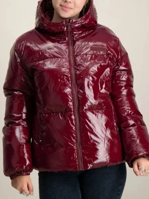 Vinröd pufferjacka från Tommy Hilfiger - Säljer en glansig vinröd pufferjacka från Tommy Hilfiger med huva och dragkedja framtill. Nypris: 2200kr 💕