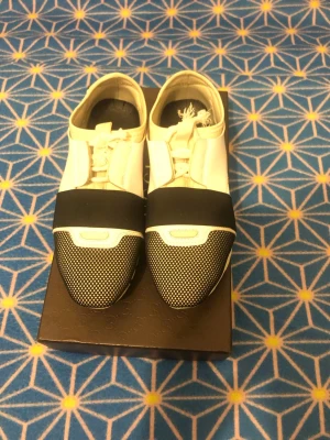 Balenciaga löpningskor  - Hej! Säljer mina Balenciga löpningskor st 40. De är använda men fortfarande mycket kärlek att ge💖.