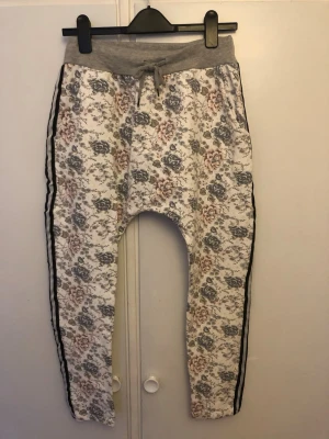 Baggy byxa i bomull i onesize - Helt ny byxa som man kan ha till fint eller som mysbyxsa. Material i stretchig bomull. Ordpris 499kr. Var för små för mig,