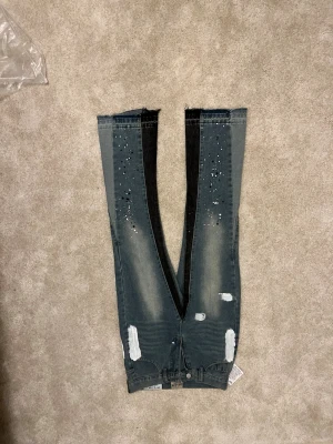 Gallery Dept Jeans - Säljer ett par Gallery Dept jeans med coolt splattermönster och råa, avklippta benslut. Helt oanvända och vid snabb affär kan pris diskuteras. 