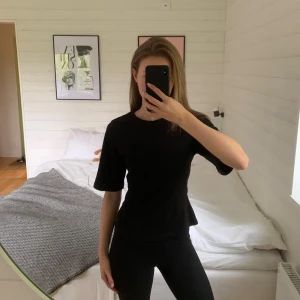 Svart topp från Gina Tricot - En svart, enkel topp från Gina Tricot med rund halsringning och lite längre kortärmar. Modellen är figurnära men inte tight och materialet känns som mjuk bomull. Säljer då den inte kommer till användning! 💋om du undrar över något så fråga bara. 