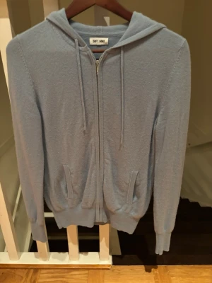 Soft goat cashmere hoddie  - Så fin ljusblå cashmere hoddie ifrån soft goat. Knappat använd och i så bra skick. Inga defekter då den har tagits väl hand om. Storlek M men passar även S. Säljer då den tyvärr är för liten för mig. Tror ej denna färg finns kvar. Kom privat för fler bilder. 
