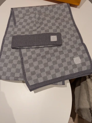 Gg mössa - Mössa och halsduk set, one size, perfekt att ha nu under vintern, låda, påse och kvitto medföljer