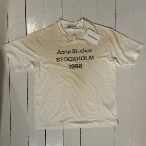Acne Studios t-shirt - Vit t-shirt från Acne Studios i nytt skick! Endast testad, kvitto finns! Stolek XS men som med alla acne plagg är den stor i storleken! Hör av er vid funderingar!🤩