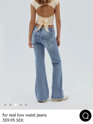 Low waist jeans från Gina tricot - Ljusblå low waist bootcut jeans från Gina young. finns absolut inga defekter och har andvänts 1-2 gånger. Jeansen är i storlek 158 men passar också som XS.