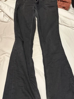 Svarta bootcut jeans från weekday  - Säljer ett par svarta jeans från weekday med bootcut-snitt och klassisk femficksdesign. Jeansen har hög midja, dragkedja och knapp framtill samt två stora bakfickor. Materialet är jeans med lätt stretch och svart tvättad look.