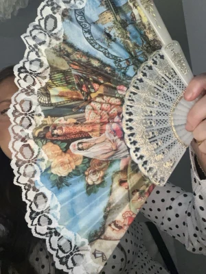 Prickig blus med volang och knappar - Säljer en söt blus med svartvita prickar, volangdetaljer och knappar framtill. Blusen har en klassisk krage och är i ett lätt, luftigt material som passar perfekt till både jeans och kjol. Perfekt för dig som gillar en lekfull och trendig stil.