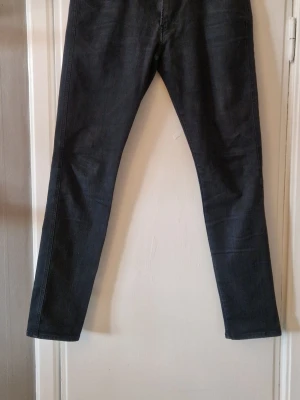 Replay Anbass - Svarta jeans från Replay modellen Anbass i storlek 34/32. Köpta på Vinted men passade tyvärr ej. Mycket fint skick.  Hund finns i hemmet.