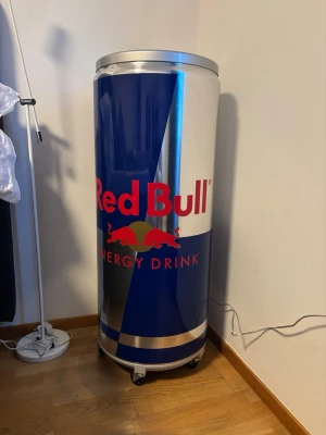 Red Bull kylskåp - Original Red Bull-kylskåp. Fungerade utan problem när det senast användes för ca 2 år sedan. Har stått i förvaring sedan dess och är ej testat nyligen, säljs därför i befintligt skick.  • Kyler bra när i drift (enligt tidigare användning) • Normalt bruksskick • Perfekt för garage, mancave, butik eller event  Pris: 2 200kr Endast avhämtning 